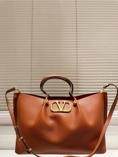 Valentino Handbag 053